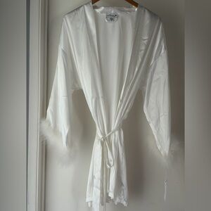 Robe White Silky Satin Feather cuff tie waist Size M/L NWT